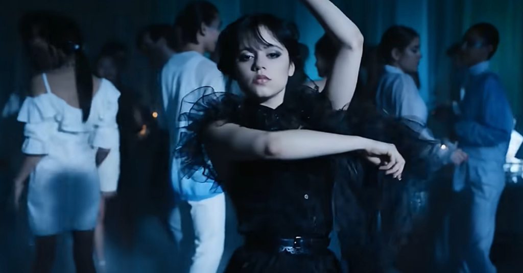 GIF com a dança de Wandinha Imagem A Dança no baile
